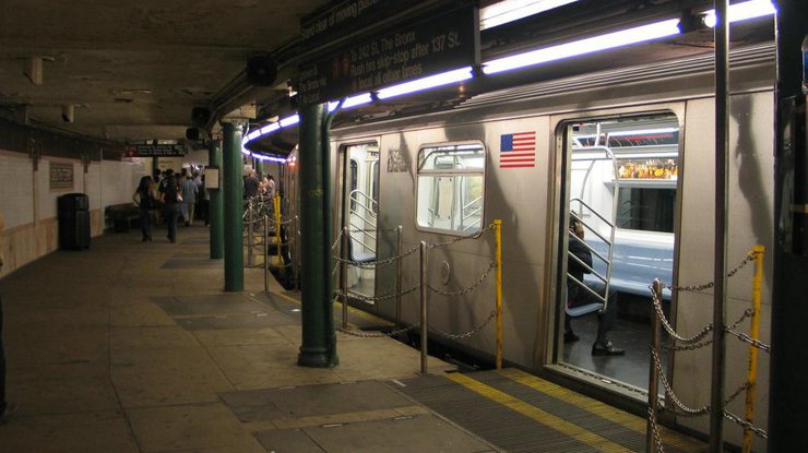 В метро США мужчина открыл стрельбу: есть погибшие