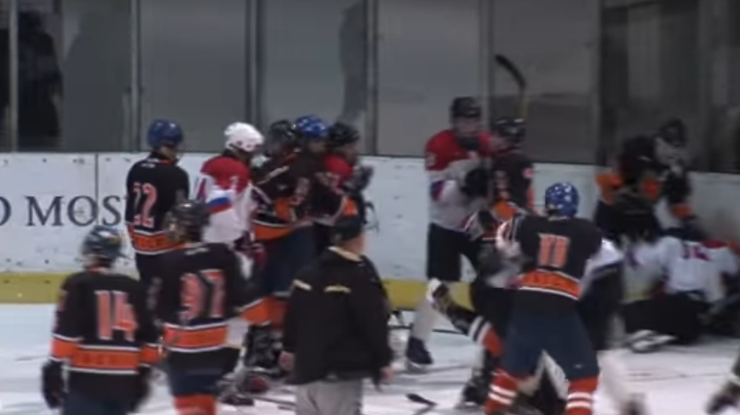 В Беларуси хоккеисты устроили драку с соперниками после поражения. Фото: кадр из видео