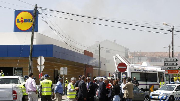 В Португалии возле супермаркета рухнул самолет. Фото: Visão