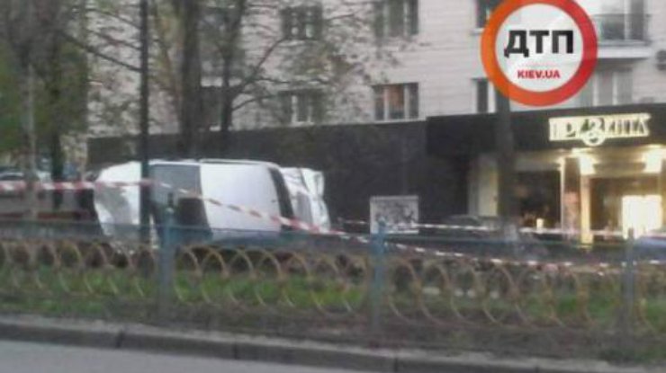 В центре Киева иномарка вылетела на тротуар и перевернулась