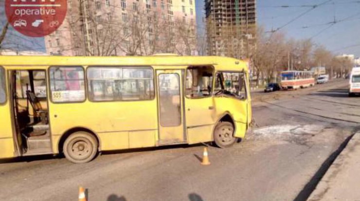 В Киеве возле метро столкнулись трамвай и маршрутка 