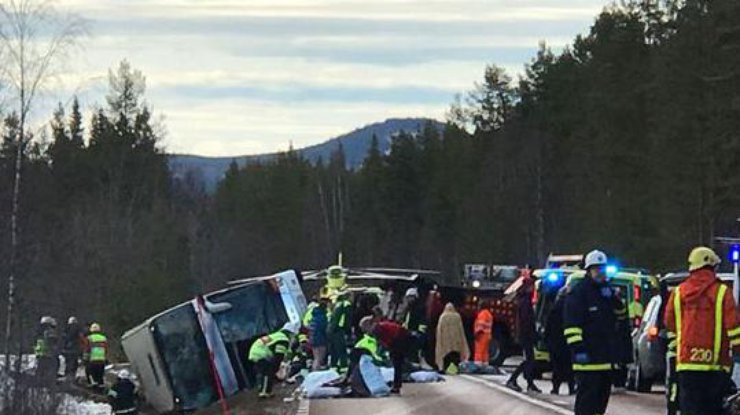 В Швеции перевернулся автобус с детьми 