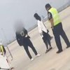 Скандал дня: драка супругов сорвала вылет самолета (видео)