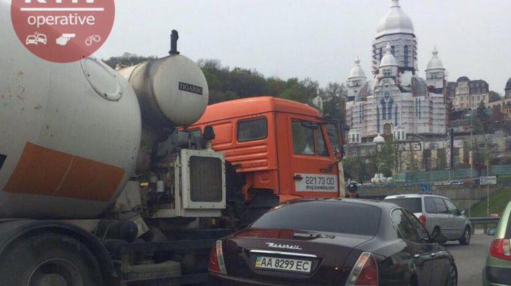 В Киеве бетономешалка протаранила Maserati. Фото: Киев Оперативный