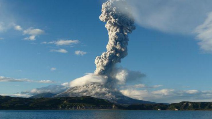 На Камчатке вулкан выбросил столб пепла высотой 7 километров 