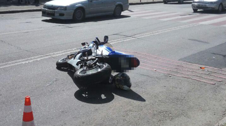 В Одессе на пешеходном переходе мотоциклист сбил трех детей
