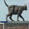 Архітектор встановив бронзового кота на даху багатоповерхівки у Сумах 