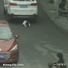 В Китае над двухлетней девочкой проехали две машины (видео)