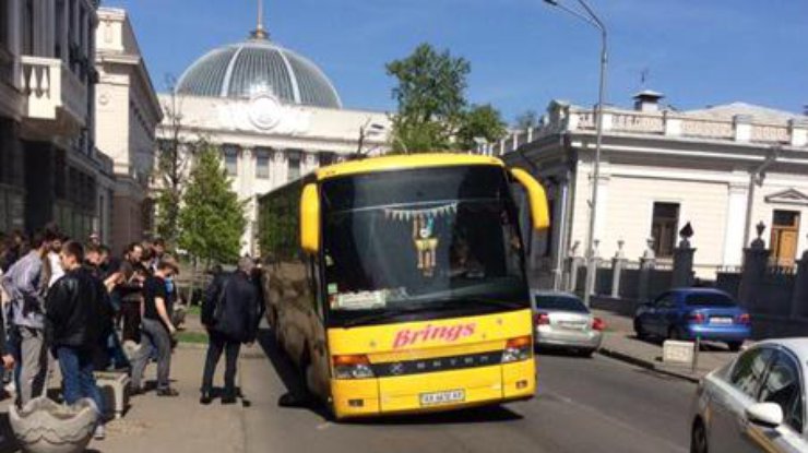 В Киеве возле Верховной Рады автобус провалился под асфальт. Фото: Алексей Мушак\ Facebook