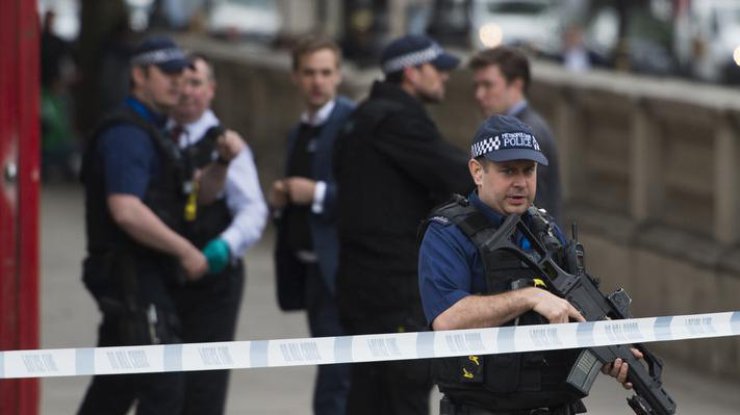 В Великобритании при задержании подозреваемых в терроризме ранили девушку 