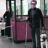 В Киеве слепому человеку нахамили и не впустили в метрополитен (фото)