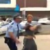 В Австралии полицейский задержал дебошира во время интервью (видео) 
