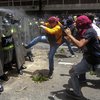 В Венесуэле во время массовых стычек с полицией пострадали люди 