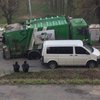 Во Львове мусоровоз провалился в канализационный люк (фото)