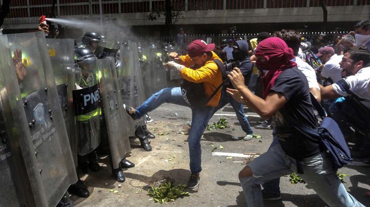 В Венесуэле во время массовых стычек с полицией пострадали люди 