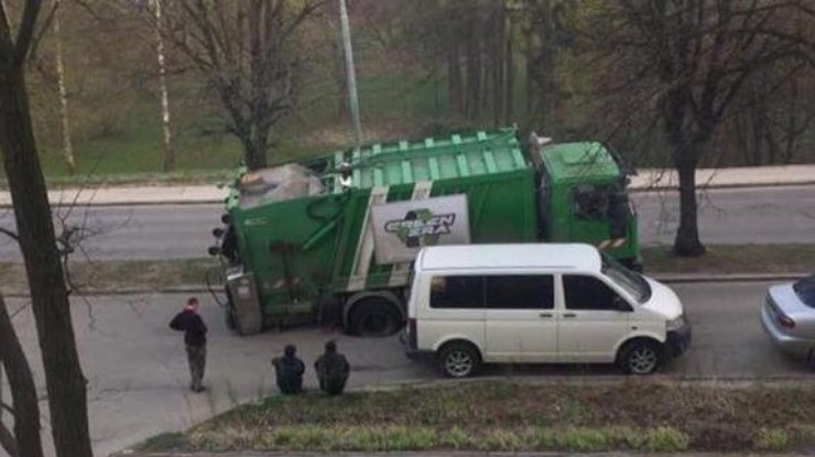 Во Львове мусоровоз провалился в канализационный люк. Фото: facebook.com/groups/govarta1
