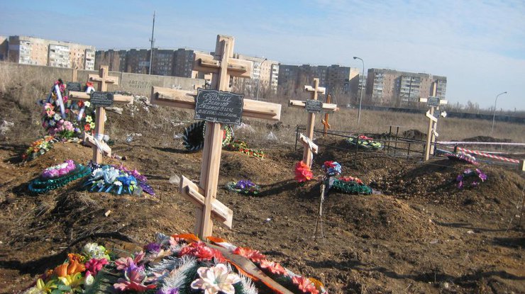 На Донбассе в могилу с умершей подложили покойницу