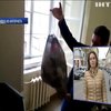 Жители Львова сносят мусор в кабинет Садового