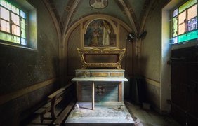 Маленькая комната в церкви в Италии
