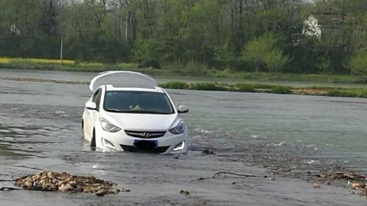 В Китае мужчина поверил GPS и застрял посреди реки. Фото: Weibo
