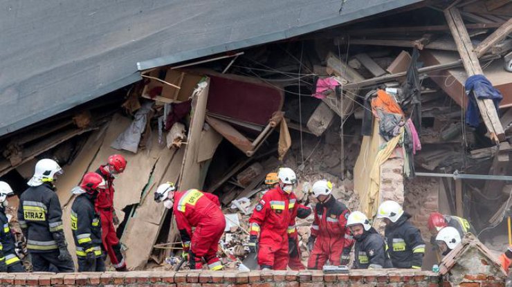В сети появились фото и видео с места обрушения жилого дома. Фото: onet.pl.
