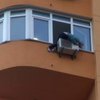 В Киеве пьяная женщина выпрыгнула с 11 этажа (видео) 