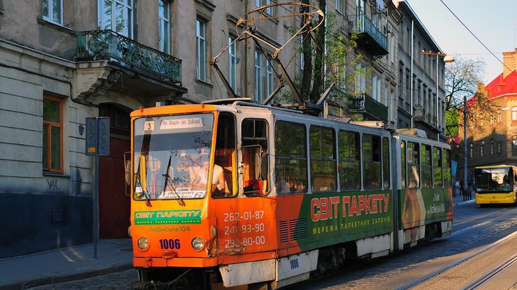 Во Львове загорелся трамвай с пассажирами (видео)