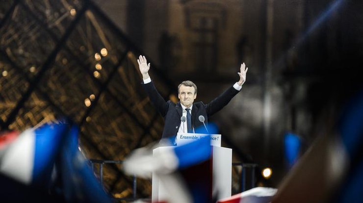 Выборы во Франции: Эммануэль Макрон не может вступить в должность