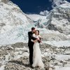 Экстремальная свадьба: пара поженилась на вершине Эвереста (фото)