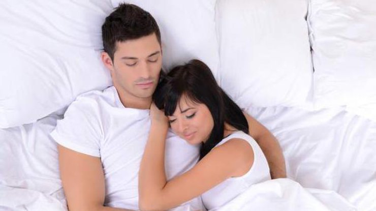 Позы во время сна вдвоем может рассказать об отношениях 