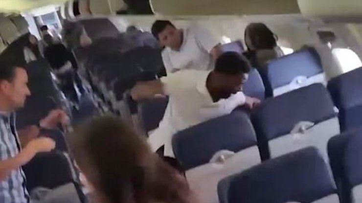 В США на борту самолета возник очередной скандал