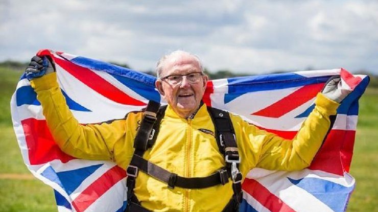 101-летний британец прыгнул с парашютом вместе с детьми, внуками и правнуками