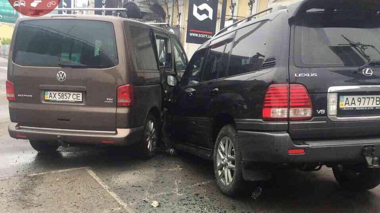 В Киеве пьяный сотрудник НАБУ на Lexus разбил припаркованные авто 