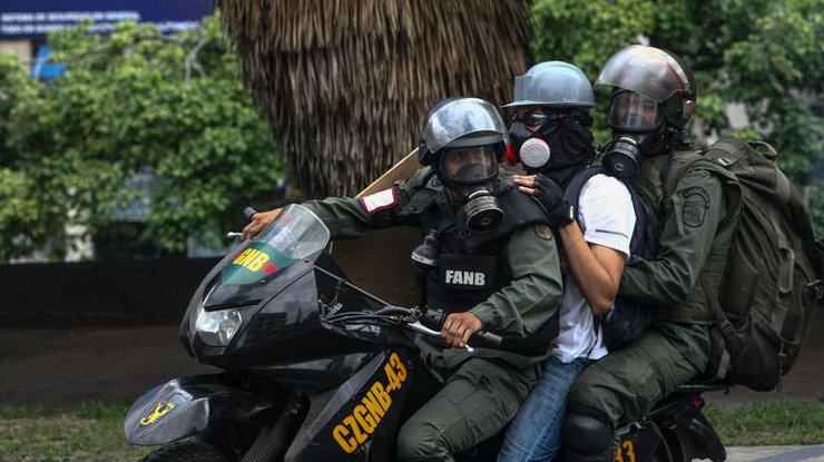 В Венесуэле тысячи автомобилистов выехали на акции протеста