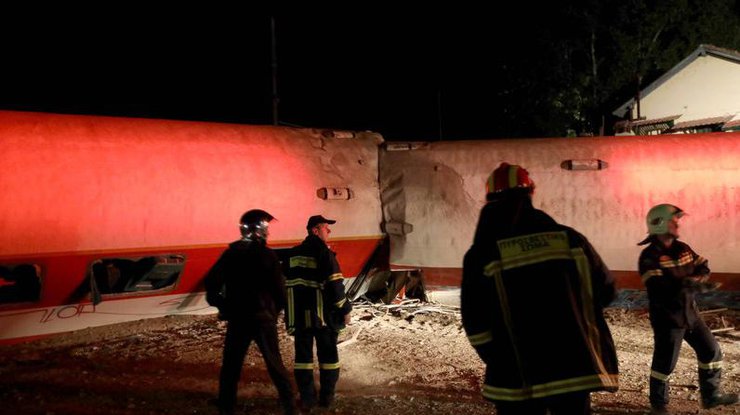 В Греции поезд сошел с рельсов и врезался в жилой дом, есть погибшие 