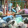 Центр Львова завалило кучами мусора (видео)