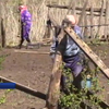 Жители Зайцево работают в огородах под угрозой обстрелов (видео)