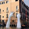 В Венеции гигантские руки из воды поддерживают старинный отель