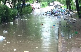 Во Львове мощный ливень затопил улицы 