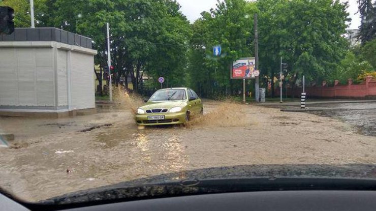 Во Львове мощный ливень затопил улицы 