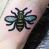 Теракт в Манчестере: британцы массово делают тату в виде пчелы (фото)