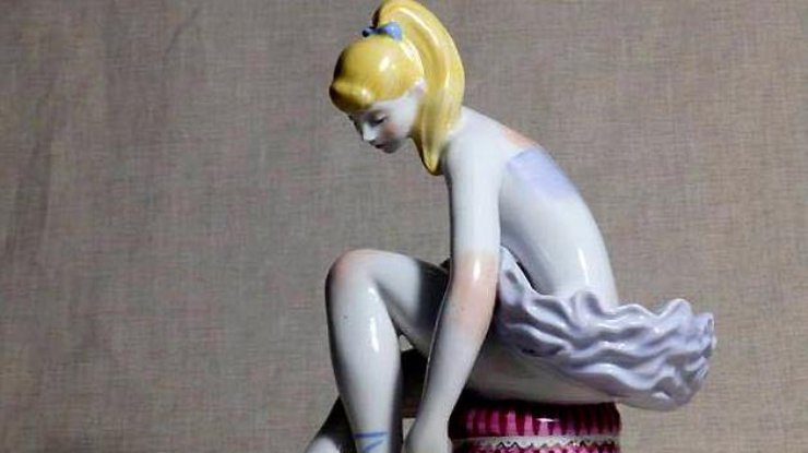 На фото: "Балерина Леночка на Пуфике" - работа украинского скульптора
