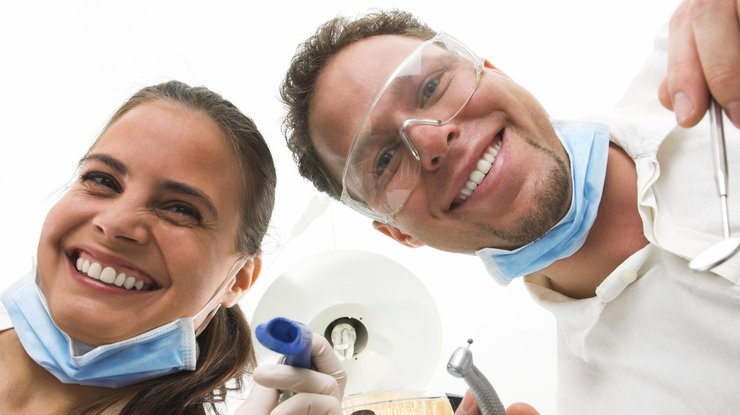 Стоматолог, удаливший пациентке здоровые зубы, скрылся от следствия