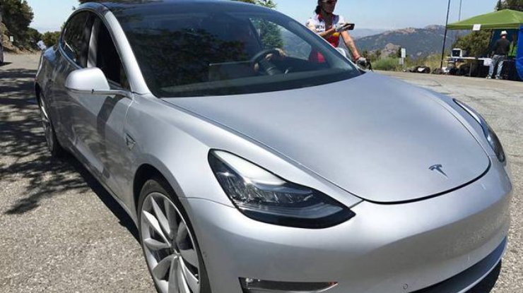 Tesla Model 3 лишилась приборной панели (фото)