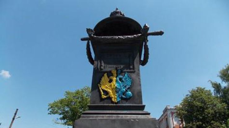 В Полтаве националисты перекрасили двухглавого орла в желто-голубой