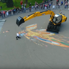 В Киеве мужчина удивил прохожих танцем с экскаватором (видео) 