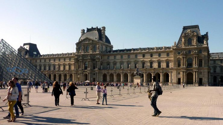 В Париже эвакуировали людей с площади перед Лувром