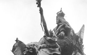 Салют в честь Победы на крыше Рейхстага