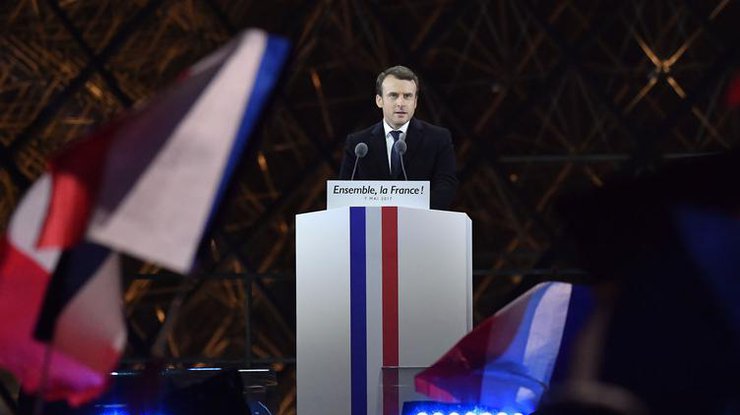 Макрон оставил пост главы партии "Вперед!"