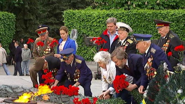 В Киеве ветераны и депутаты "Оппозиционного блока" первыми возложили цветы к Вечному огню. Фото: http://opposition.org.ua